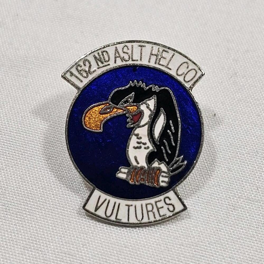 VINTAGE VULTURES 162nd AIR ASSAULT HELICOPTER COMPANY US ARMY AHC LAPEL HAT PIN